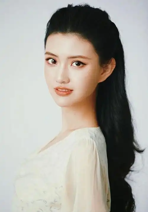 演员董宛妤,一个把反差感写在气质里的浓颜美人