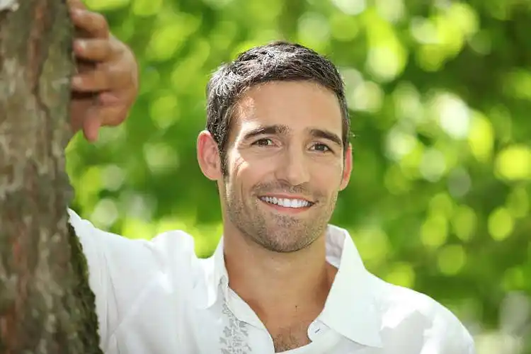 微笑_男人_树干_图片大全