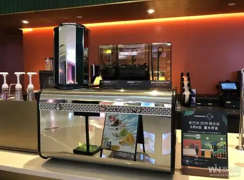 据现场工作人员介绍,除了店面设计的不同之外,啡快概念店的咖啡机也是