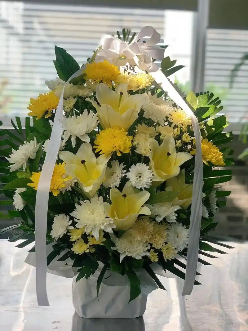 以花寄相思,爱无止息. "怀念悼念"是菊花的一种花语,代表对 - 抖音