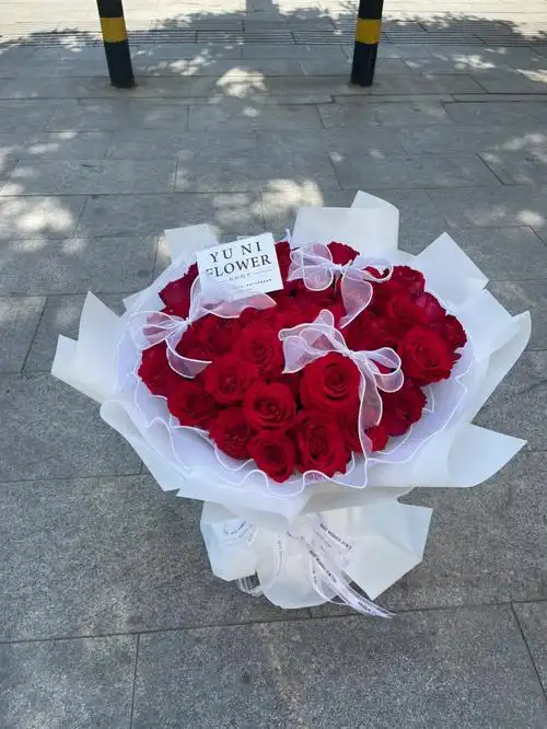 52朵红玫瑰花束