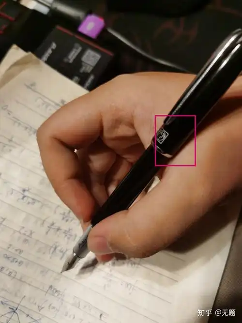 请问钢笔的正确握姿是什么样的,最好有图,拇指和食指能不能解触呢?