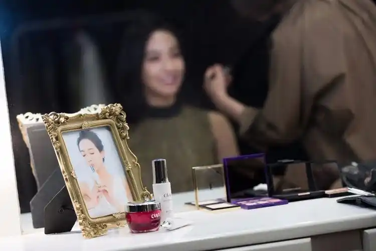 一线艺人化妆台终极曝光,我想问,为什么它这么火?