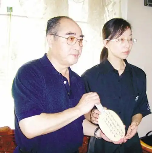 而作为侯耀文没有名分的女友,陈一嘉在这场闹剧里分文未得,只留下了