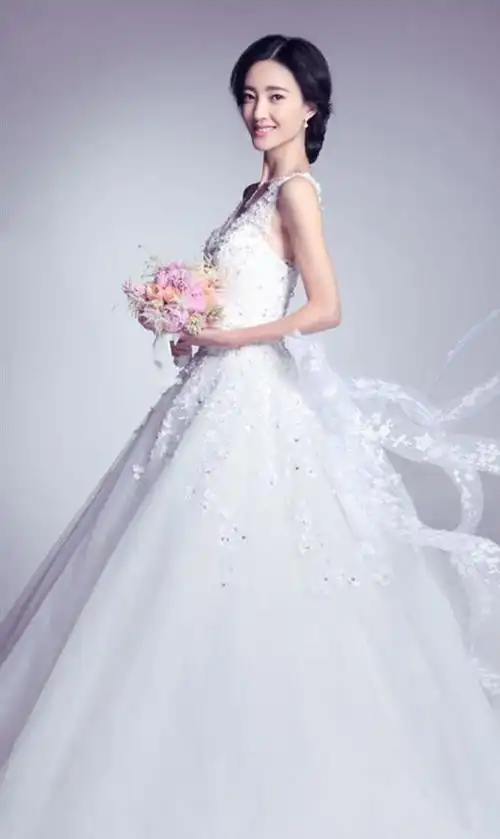 女神王丽坤婚纱造型尽显温婉,一颦一笑如公主般高贵优雅!