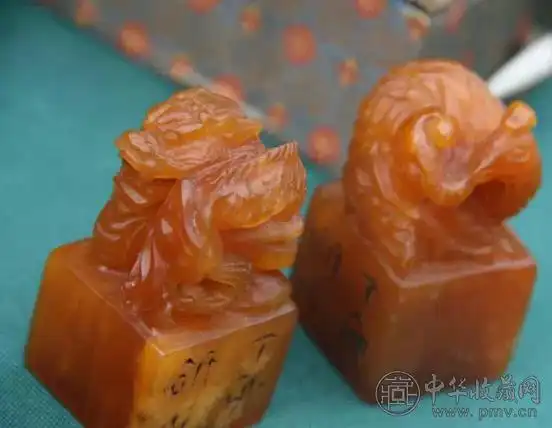 利用高科技技术在同等地质生成条件下,加入化学元素,快速催生成田黄石