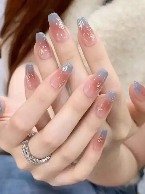 夏季款高级显白鎏金蜜桃蓝色渐变美甲