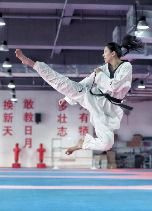 看脸的话,学姐以为是个子不高的甜甜美女,结果人家是187的 跆拳道