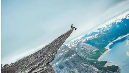 英国男子在悬崖边上做空翻秀,无任何保护措施,自称是跑酷者_网易订阅