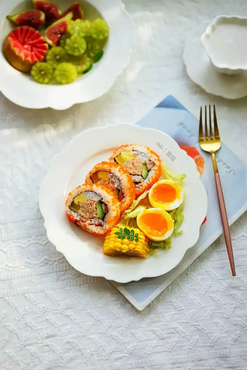 茜妞的早餐-鱼籽寿司卷|玉米.溏心蛋.一起一落是人生,一朝一 - 抖音