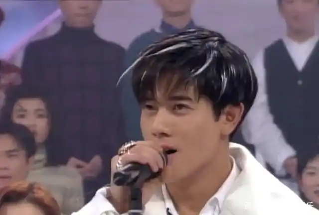 28年前,郭富城身穿白色风衣配短靴,头领白色挑染造型.