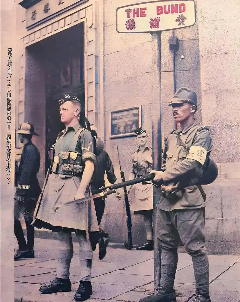 1939年,上海租界,黄浦滩路,两名外国士兵站岗.