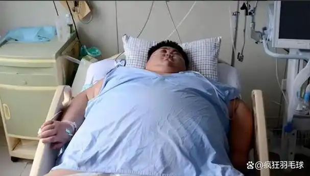 动手术时,医生又都被震惊了,徐周磊肚子全是金灿灿的油和脂肪,就像是"