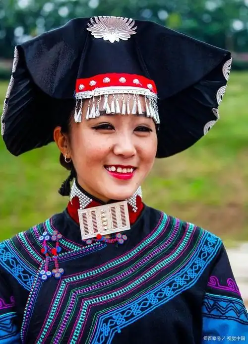 彝族是中国的一个少数民族,其结婚习俗具有独特的文化特点和民族风情.