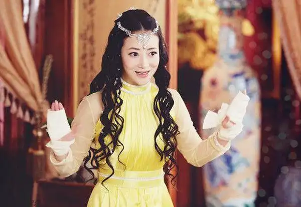 《天天有喜》中的狐八妹,无刘海的大波浪造型,若不是绝美的神仙训值