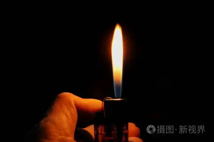 拇指照明塑料打火机在黑暗中