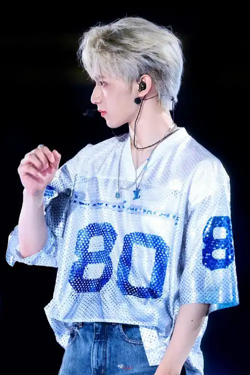 谁还没欣赏到【唱跳rap全能ace】刘耀文大帅哥的银发造型这可是耀月银