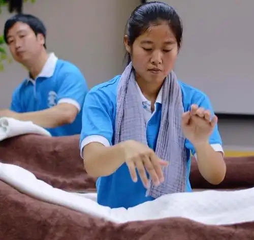 营养保健中医自然拍打疗法: 一,起源:   这个自然律动疗法,起源失传