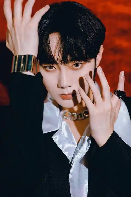 刘也蒙面舞王黑白西装造型写真造型潮酷精致贵公子