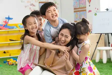 幼儿园老师和小朋友们拥抱在一起照片