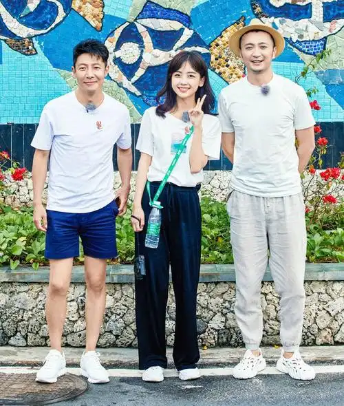 据说王冰冰身高有170,单看她自己不像170的人,但和撒贝宁站在一起就很