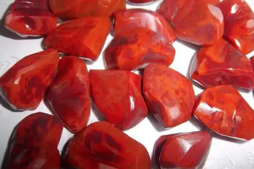 它的硬度,密度和玛瑙相当,但是染色石英岩的颜色常为鲜艳的红色,表面