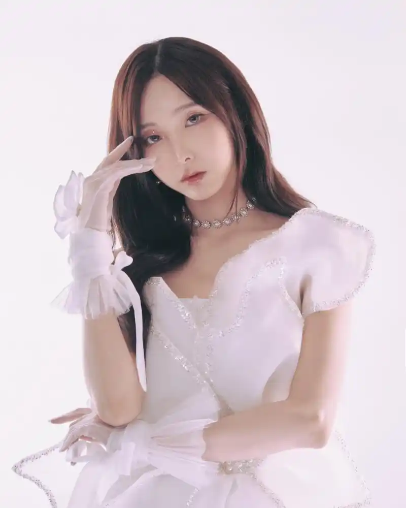 郑乃馨白色唯美写真组图,青春可人,甜美靓丽