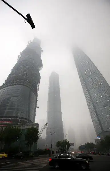 10月22日,上海陆家嘴街头雾气弥漫.