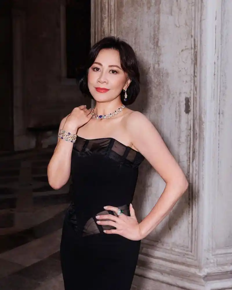 刘嘉玲也受邀出席宝格丽威尼斯大秀,大气优雅.