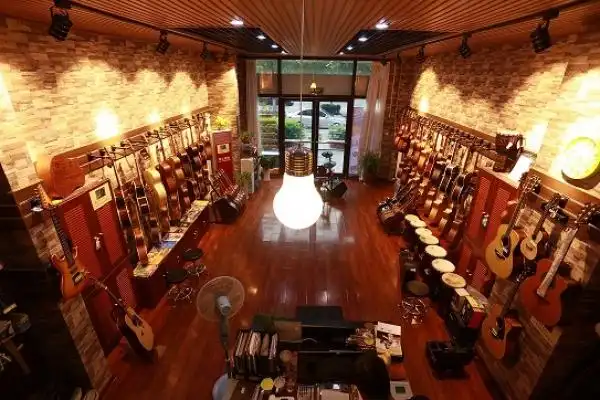 琴行创办人王老师曾经教民谣吉他9年,具有丰富的教学经验,讲课生动