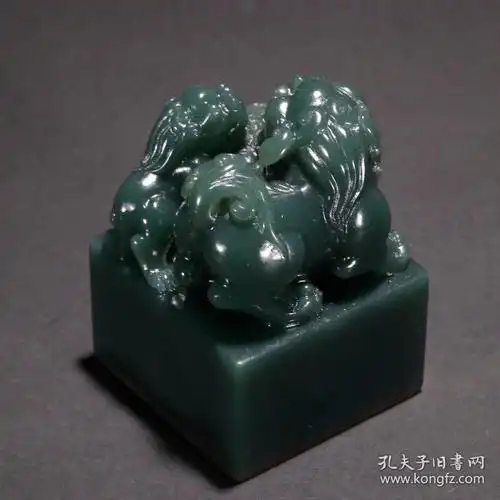 江尊款·艾叶绿寿山石双狮戏球印章