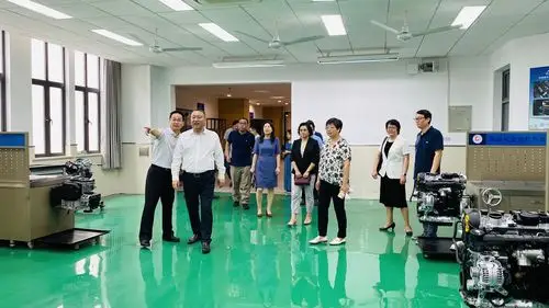 区领导调研曹杨二中开学工作