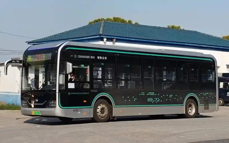 速度快,由不得某些人晦气)苏州常熟公交,采用宇威外观的宇通e10系列一