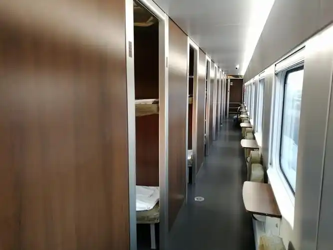 乘坐绿巨人动车的二等卧拍摄的照片