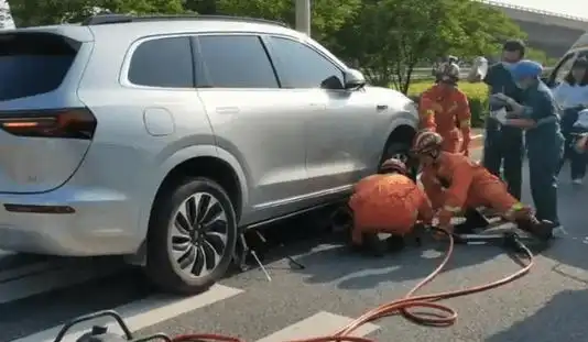 广东路口两摩托车相撞,女子摔倒在地卷入后方车底,头部受伤.