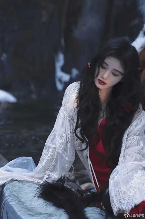 鞠婧祎雪景红裙大片释出!