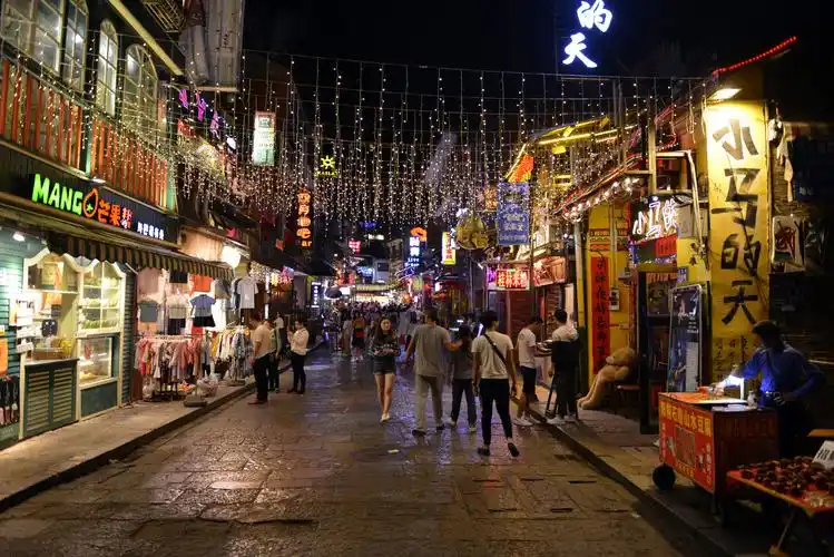 广西·阳朔西街〕夜景太美让人忘记了回家