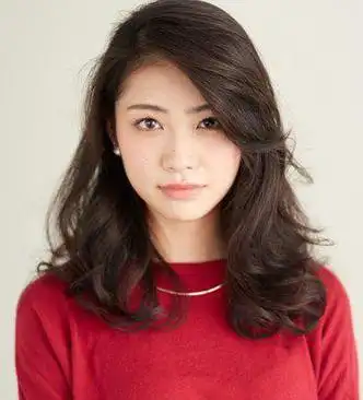 脸女生一头乌黑中长直发在2016年就打理成齐刘海直发内卷梨花头发型吧