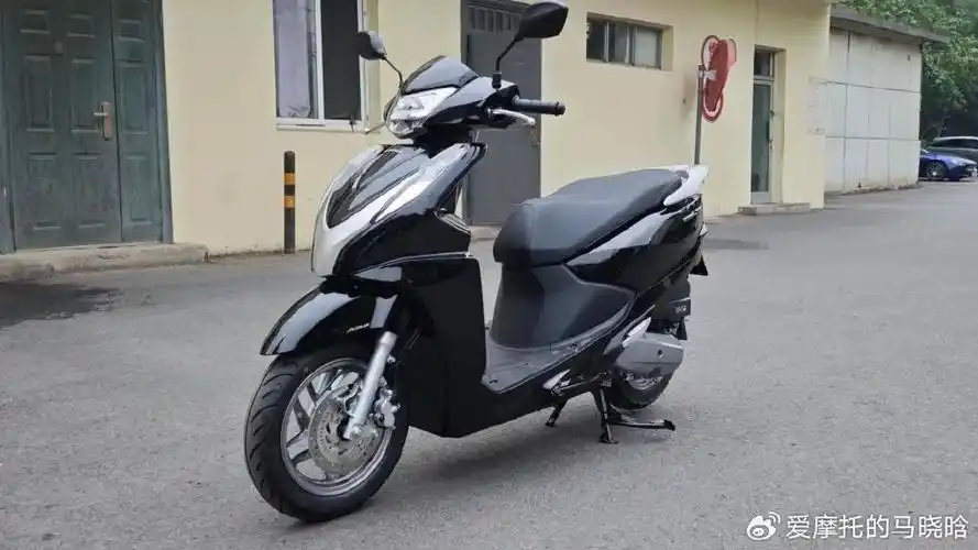 闪500 是一款复古风格的边三轮摩托,小马哥对这种车型关注非常少,所以