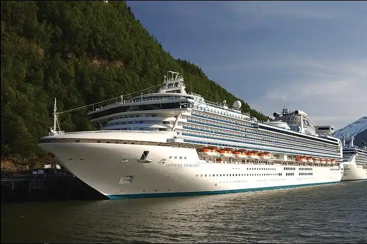 蓝宝石公主号外观