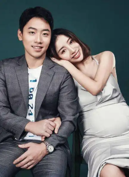 邹凯晒老婆孕照老婆身材好状态佳画面十分的温馨