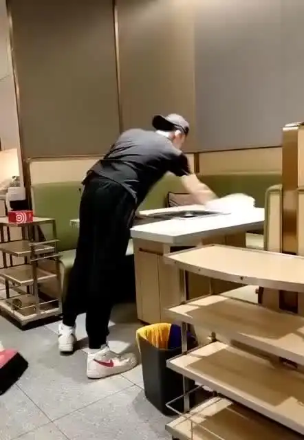海底捞小哥,擦桌子都这么有技术含量.还得那么一转!