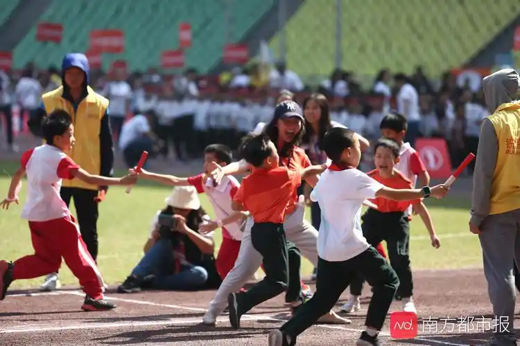 华景小学运动会高清图:接力赛