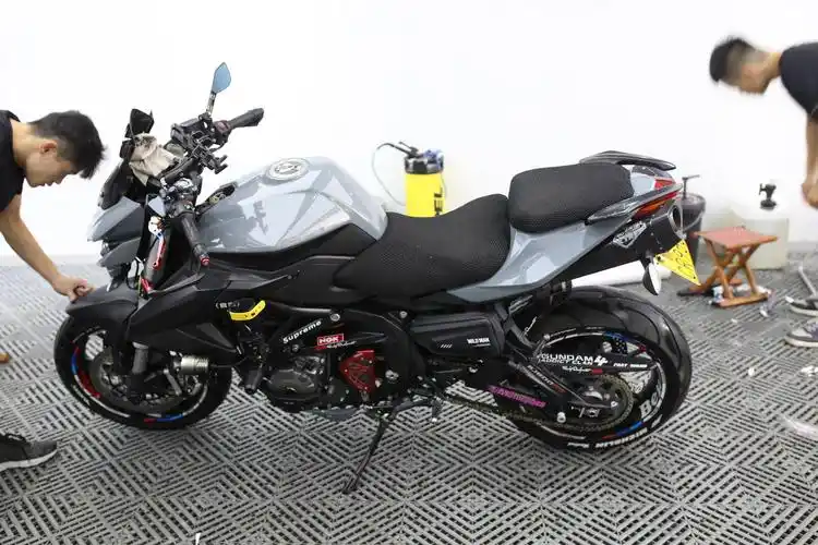 帅气摩托又来了tnt黄龙600改色高亮水泥灰本田cbr650r装贴酷炫拉花