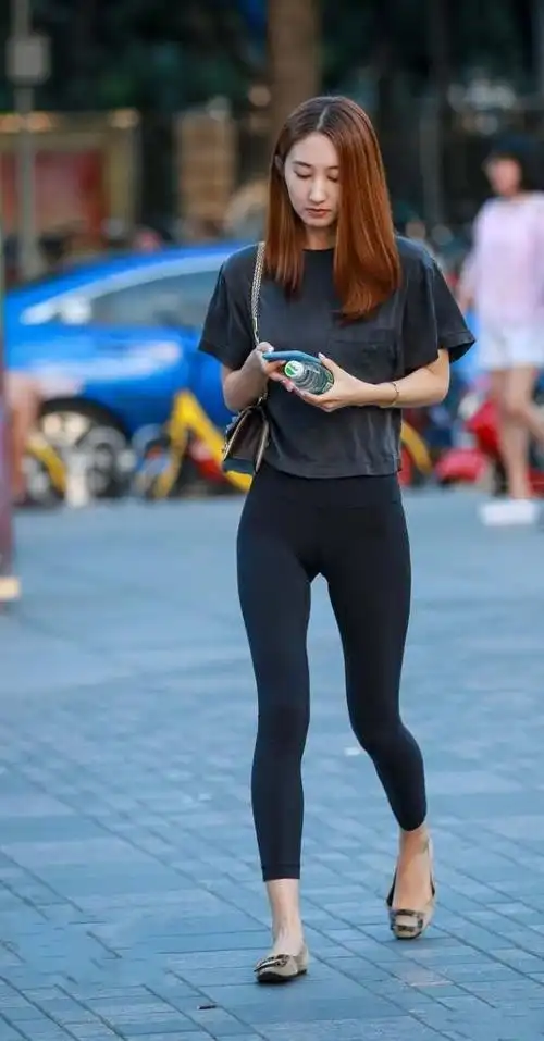 气质小姐姐紧身运动裤绷出迷人的勒痕,肥硕的臀线很有女人味!