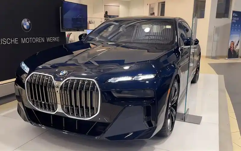 2023款宝马760i霸气登场!搭4.4t v8引擎,后排比奔驰s级还豪华