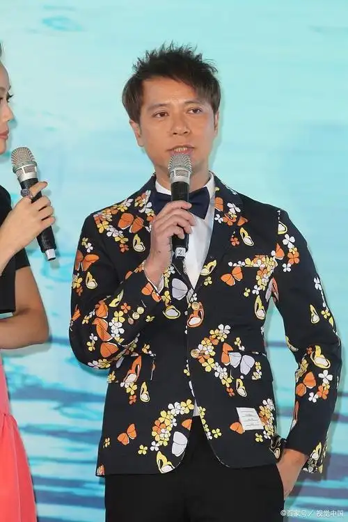 李克勤,香港著名歌手,被誉为"情歌王子",以其独特的嗓音和感情的演绎