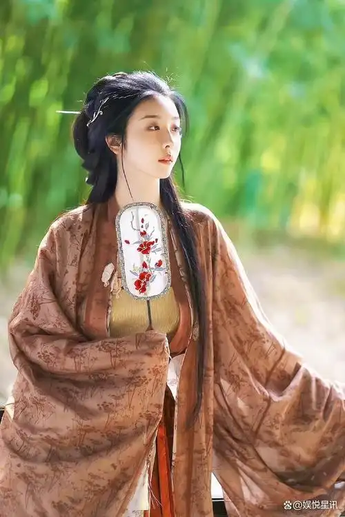 古风美人赵小棠,春光簪花缱绻闲