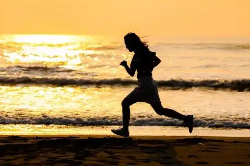 照片素材(图片): 越野跑 公差 跑鞋 运行人员 短裤