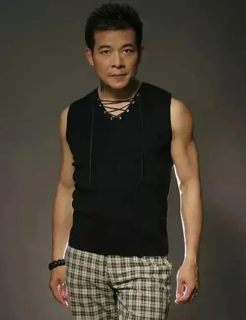 香港演员吴毅将年过花甲发文感恩有工作生活不易且行且珍惜